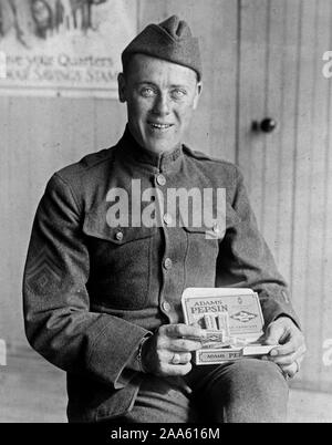 Le produit fini. Un soldat américain avec une boîte de chewing-gum. Chaque soldat américain a reçu une ration vert reçoit régulièrement du chewing-gum Banque D'Images