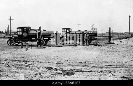 La guerre des industries - l'essence - La Standard Oil Company de camions des livraisons d'essence et d'huiles aux stations à camp Devens, Massachusetts ca. 1915-1920 Banque D'Images