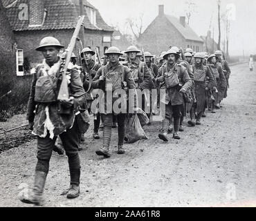 Titre alternatif : photo officielle prise sur le front de l'Ouest britannique en France : l'offensive allemande - Certains des Gallant 55e passe pour un peu de repos après les combats difficile Date de création : 1914 Crédit photo : Bibliothèque de l'université Banque D'Images