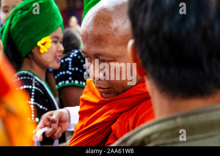 Les moines bouddhistes, la collecte de l'aumône pendant le Festival Pindaya Cave, Pindaya, l'État de Shan, Myanmar. Banque D'Images