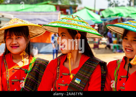 Les jeunes femmes des minorités ethniques attendre de donner l'aumône aux moines qui prennent part à une procession, la grotte de Pindaya Pindaya, Festival, l'État de Shan, Myanmar Banque D'Images