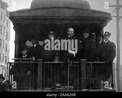 Comte von Bernstorff (au centre) et partie arrivant à Hoboken, New Jersey, après avoir quitté Washington, D.C., en route pour l'Allemagne ca. 1917-1918 Banque D'Images