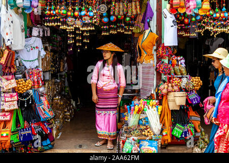 Un commerçant à la recherche de clients, Pindaya, Shan State, Myanmar. Banque D'Images