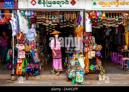 Un commerçant à la recherche de clients, Pindaya, Shan State, Myanmar. Banque D'Images