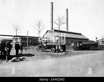 La guerre des industries - l'essence - La Standard Oil Company de camions des livraisons d'essence et d'huiles aux stations à Camp Devens, Massachusetts ca. 1915-1920 Banque D'Images