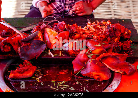 Des collations de porc à la vente sur le marché, Pindaya, Shan State, Myanmar. Banque D'Images