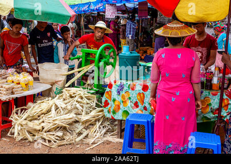 Birmans debout à un jus de canne à sucre, de décrochage, Pindaya Etat Shan, Myanmar. Banque D'Images