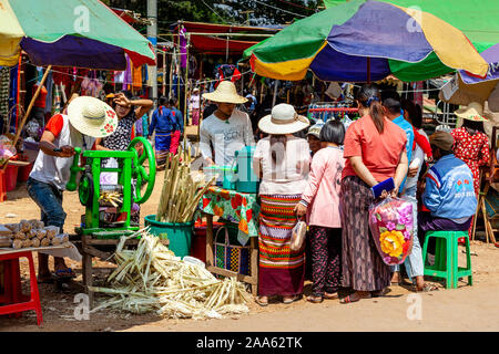 Birmans debout à un jus de canne à sucre, de décrochage, Pindaya Etat Shan, Myanmar. Banque D'Images