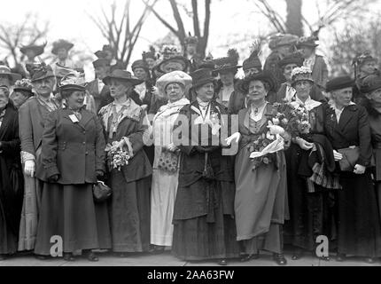 Filles de 1812 Photo de groupe ca. 1910-1917 (la descendance féminine de la guerre de 1812 Anciens combattants) Banque D'Images
