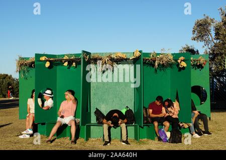 Sculpture offrant un repos de bienvenue à Sculpture by the Sea 2019 Banque D'Images