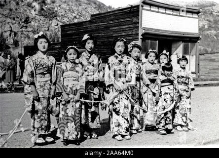 Titre : Groupe de Japonais les filles canadiennes participant au festival d'été (Bon-Odori) à Greenwood, en C.-B. Crédit : UBC Library Banque D'Images