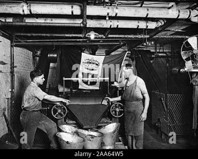 De Guerre - Industries - FABRICATION DE BONBONS DE CHOCOLAT ET DE CACAO POUR LE GOUVERNEMENT ; PIRIKA CHOCOLATE CO., Brooklyn, New York. Le dégrossissage et la finition mill pour le chocolat ca. 1917-1919 Banque D'Images