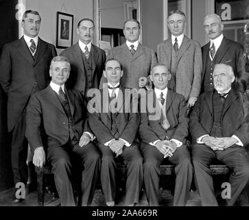 Conseil consultatif sur les surplus de bénéfices, 1er rang, de gauche à droite : l'honorable C. Hull, Daniel C. Roper, T.S. Adams ; 2e rangée : E.T. Meredith, Wallace D. Simmimns, Stuart W. Crammer, J.E. Sterrett, S.R. Beetra Banque D'Images