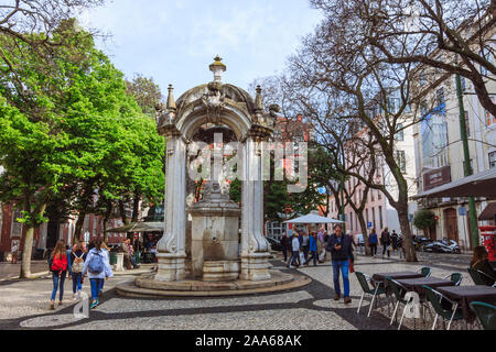 Lisbonne, Portugal : Les gens passent devant le monument au Largo do Carmo square dans le quartier de Chiado de Lisbonne. Banque D'Images