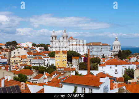 Lisbonne, Portugal : vue depuis le Miradouro do Recolhimento de vue de l'Alfama, le plus ancien quartier de Lisbonne avec l'église du xviie siècle et le mon Banque D'Images