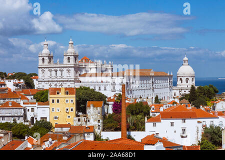 Lisbonne, Portugal : vue depuis le Miradouro do Recolhimento de vue de l'Alfama, le plus ancien quartier de Lisbonne avec l'église du xviie siècle et le mon Banque D'Images