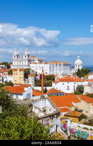 Lisbonne, Portugal : vue depuis le Miradouro do Recolhimento de vue de l'Alfama, le plus ancien quartier de Lisbonne avec l'église du xviie siècle et le mon Banque D'Images