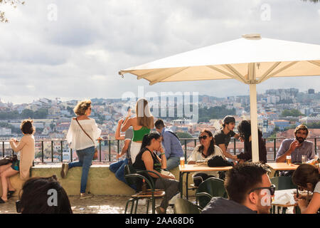 Lisbonne, Portugal - Juillet 24th, 2018 : les touristes au kiosque cafe dans Le Miradouro da Graça regardez la présentation de Lisbonne. Banque D'Images