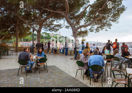 Lisbonne, Portugal - mai, 27th, 2018 : les touristes au kiosque cafe dans Le Miradouro da Graça regardez la présentation de Lisbonne. Banque D'Images