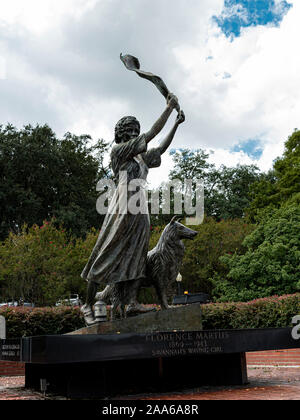 Statue fille agitant à Savannah, Géorgie. Banque D'Images