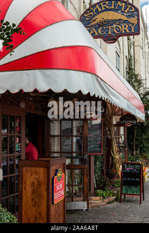 Restaurant le long de la rue de la rivière de Savannah, Géorgie. Banque D'Images