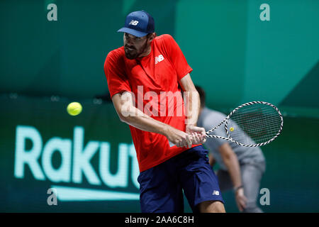 Reilly Opelka de United States joue un revers contre Vasek Pospisil du Canada au cours de la deuxième journée de la Coupe Davis 2019 à la Caja Magica de Madrid. Banque D'Images