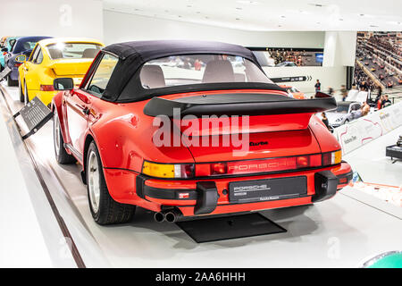 Stuttgart, Allemagne, nov 2019 : Porsche 911 Turbo Cabriolet 3,3 1989, Musée Porsche de Stuttgart, le type 930, série G, voiture de sport fabriqué par Porsche Banque D'Images