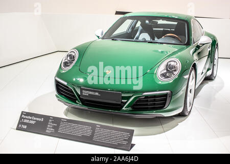 Stuttgart, Allemagne, nov 2019 vert irlandais Porsche 911 Carrera S 2017, Stuttgart Musée Porsche, 991 Series, 7ème génération, supercar construite par Porsche Banque D'Images