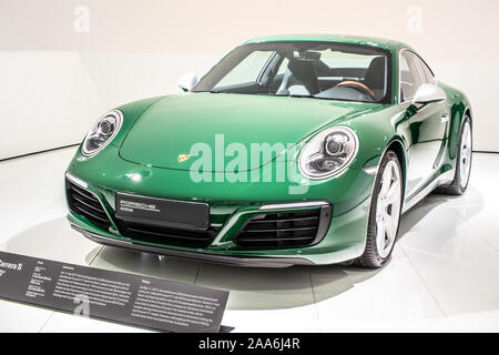Stuttgart, Allemagne, nov 2019 vert irlandais Porsche 911 Carrera S 2017, Stuttgart Musée Porsche, 991 Series, 7ème génération, supercar construite par Porsche Banque D'Images