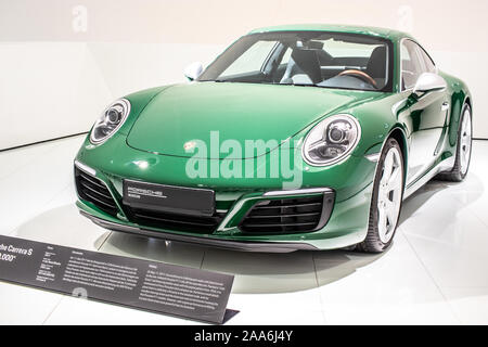 Stuttgart, Allemagne, nov 2019 vert irlandais Porsche 911 Carrera S 2017, Stuttgart Musée Porsche, 991 Series, 7ème génération, supercar construite par Porsche Banque D'Images