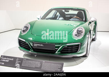 Stuttgart, Allemagne, nov 2019 vert irlandais Porsche 911 Carrera S 2017, Stuttgart Musée Porsche, 991 Series, 7ème génération, supercar construite par Porsche Banque D'Images