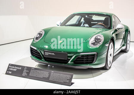 Stuttgart, Allemagne, nov 2019 vert irlandais Porsche 911 Carrera S 2017, Stuttgart Musée Porsche, 991 Series, 7ème génération, supercar construite par Porsche Banque D'Images