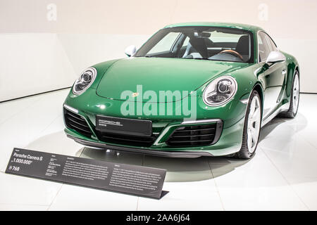 Stuttgart, Allemagne, nov 2019 vert irlandais Porsche 911 Carrera S 2017, Stuttgart Musée Porsche, 991 Series, 7ème génération, supercar construite par Porsche Banque D'Images