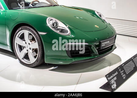 Stuttgart, Allemagne, nov 2019 vert irlandais Porsche 911 Carrera S 2017, Stuttgart Musée Porsche, 991 Series, 7ème génération, supercar construite par Porsche Banque D'Images