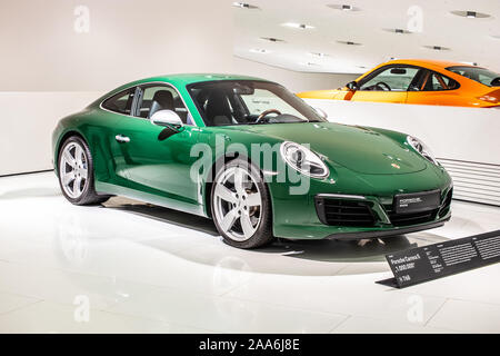 Stuttgart, Allemagne, nov 2019 vert irlandais Porsche 911 Carrera S 2017, Stuttgart Musée Porsche, 991 Series, 7ème génération, supercar construite par Porsche Banque D'Images