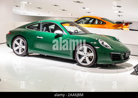 Stuttgart, Allemagne, nov 2019 vert irlandais Porsche 911 Carrera S 2017, Stuttgart Musée Porsche, 991 Series, 7ème génération, supercar construite par Porsche Banque D'Images