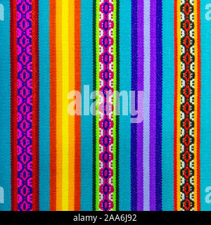 Photographie de carrés sur le textile Andes traditionnel local art et marché artisanal de Cusco, Pérou. Ces textiles sont trouvés en Bolivie, Pérou et Equateur. Banque D'Images