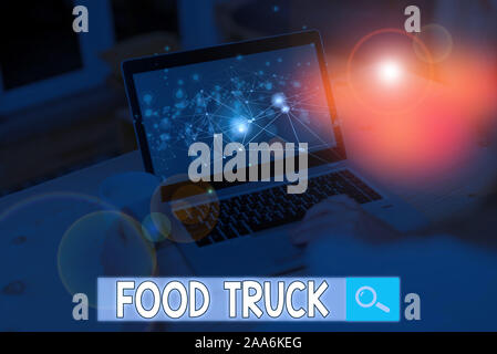 Signe texte montrant camion alimentaire. Photo d'un grand texte véhicule avec équipements pour la cuisson et la vente d'aliments Banque D'Images
