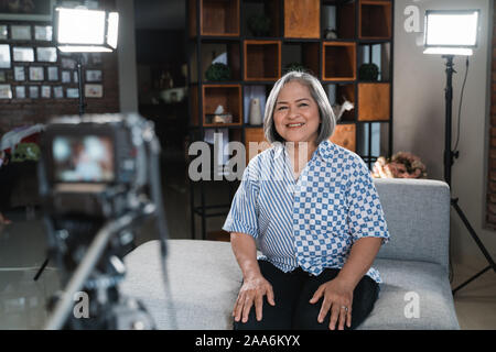 Les femmes entrepreneurs confiants vlog d'enregistrement Banque D'Images