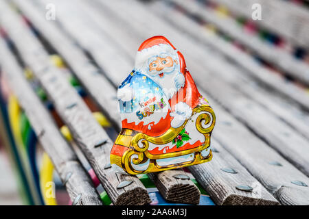 Kinder Surprise oeufs Noël Père Noël se compose d'une coque de chocolat, une capsule en plastique avec toy, et externe d'aluminium. Faites par Ferrero Co. Banque D'Images