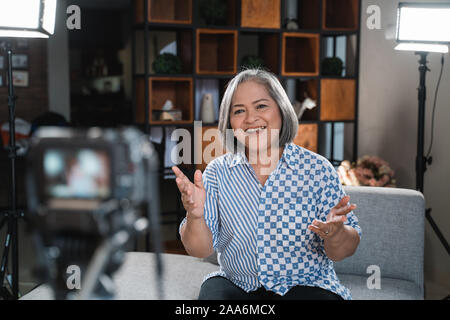 Les femmes entrepreneurs confiants vlog d'enregistrement Banque D'Images