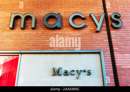 Vue extérieure du magasin Macy's situé à l'air libre du centre commercial Stanford haut de gamme - Palo Alto, Californie, USA - 2019 Banque D'Images