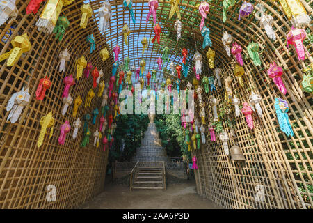 Lanternes colorées suspendues dans les rues et les temples au cours de la fête de la Mi-automne ou Loi Krathong Festival Banque D'Images