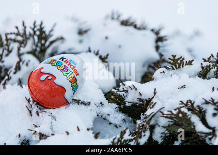 Oeufs Kinder Surprise est composé d'une capsule en plastique, shell chocolat avec toy, et externe d'aluminium. Surprise mot écrit en polonais. faites par Ferrero Banque D'Images