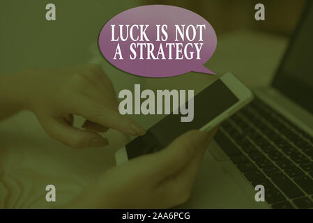 La main conceptuel montrant la chance n'est pas une stratégie. Signification du concept qu'il n'est pas de chance à intentionnellement planifié Banque D'Images