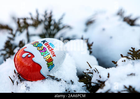 Oeufs Kinder Surprise est composé d'une capsule en plastique, shell chocolat avec toy, et externe d'aluminium. Surprise mot écrit en polonais. faites par Ferrero Banque D'Images