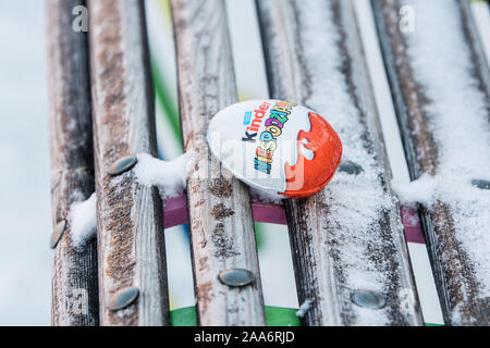 Oeufs Kinder Surprise est composé d'une capsule en plastique, shell chocolat avec toy, et externe d'aluminium. Surprise mot écrit en polonais. faites par Ferrero Banque D'Images