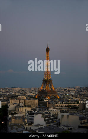 La Tour Eiffel vu de l'Arc de Triomphe, Paris, France, Europe Banque D'Images