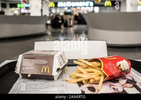 McDonald's Big Mac 100 % pur bœuf prise en sandwich avec Coca-Cola, Coke rafraîchissantes big yellow M McDonald's signe, logo sur tasse, frites Banque D'Images