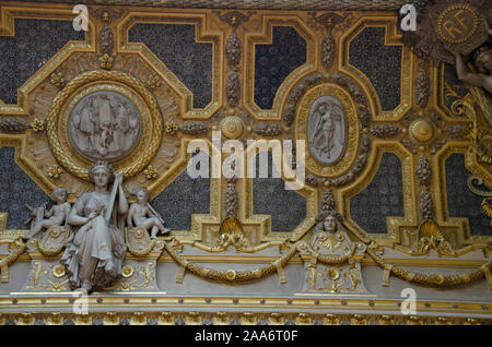 Magnifiquement sculpté et coloré, au plafond du musée du Louvre, Paris, France, Europe Banque D'Images